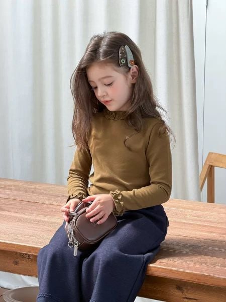 25G038 - Áo thun bé gái chất cotton cổ bèo 3D, chất liệu 47.6% cotton, 47,8% rayon (viscose), 4.6% spandex size 90-170, NSX Huzhou Zhili Kujun Clothing Co., Ltd