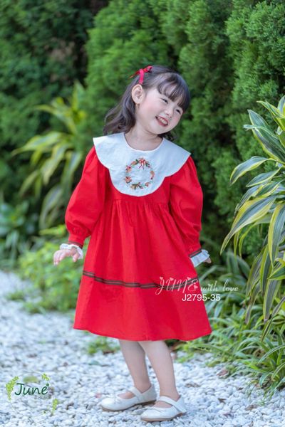 J2795 - Váy June màu đỏ cổ trắng thêu vòng nguyệt quế noel size 1-10y