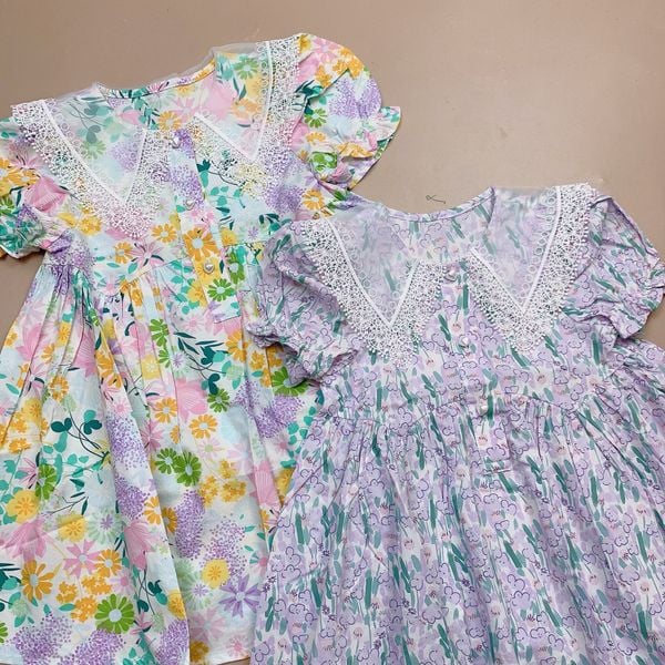 V00029 - Váy thô hoa nhí cổ peterpan đính ren trắng 2 màu size 90-160