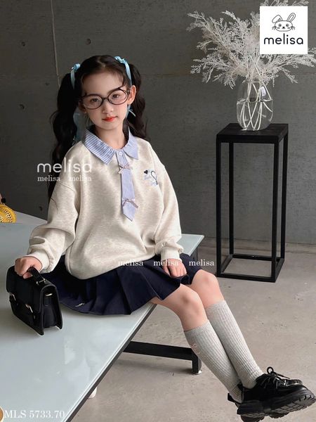 MLS 5733 - Set Melisa áo nỉ ghi xước giả cà vạt kẻ xanh - chân váy xếp li navy size 2 - 12y
