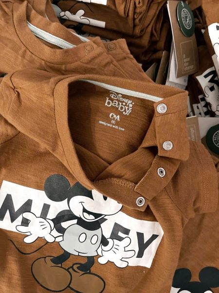 ABT81 - Áo cotton C & A màu nâu họa tiết Mickey bé trai size 3m-3y