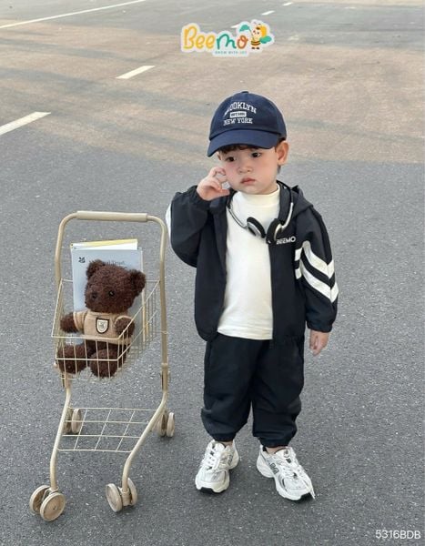 5316BDB - Bộ Khoác Gió Thể Thao Có Mũ In Chữ Beemo Bé Trai size 1 - 6y