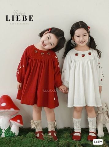 V00088 - Váy thô Liebe chun ngực thêu smock dâu tây 2 màu trắng / đỏ size 2 - 12y