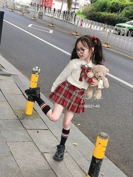 V00160 - Set áo sơ mi trắng đính nơ kẻ đỏ + chân váy kẻ đỏ bé gái size 2-12y