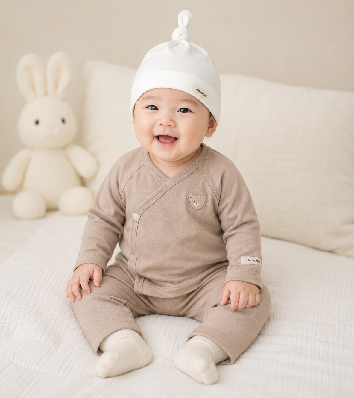  Bộ dài tay unisex màu nâu, cúc phối màu 