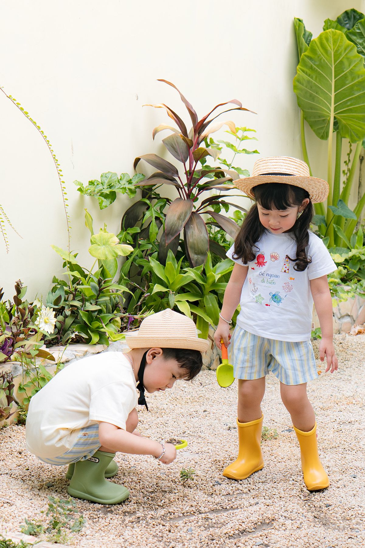 Áo thun tay ngắn in hình bé ngoan đi biển