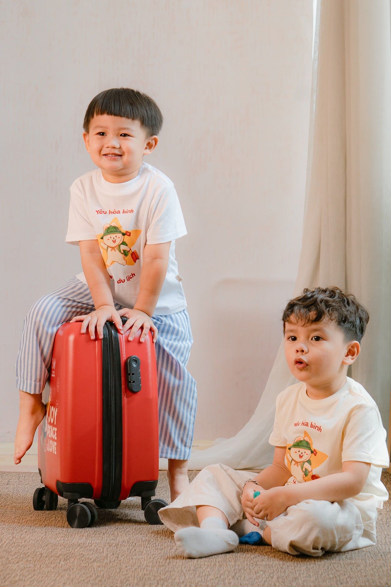 Áo thun tay ngắn in hình thỏ đi du lịch cho bé trai bé gái À Ú