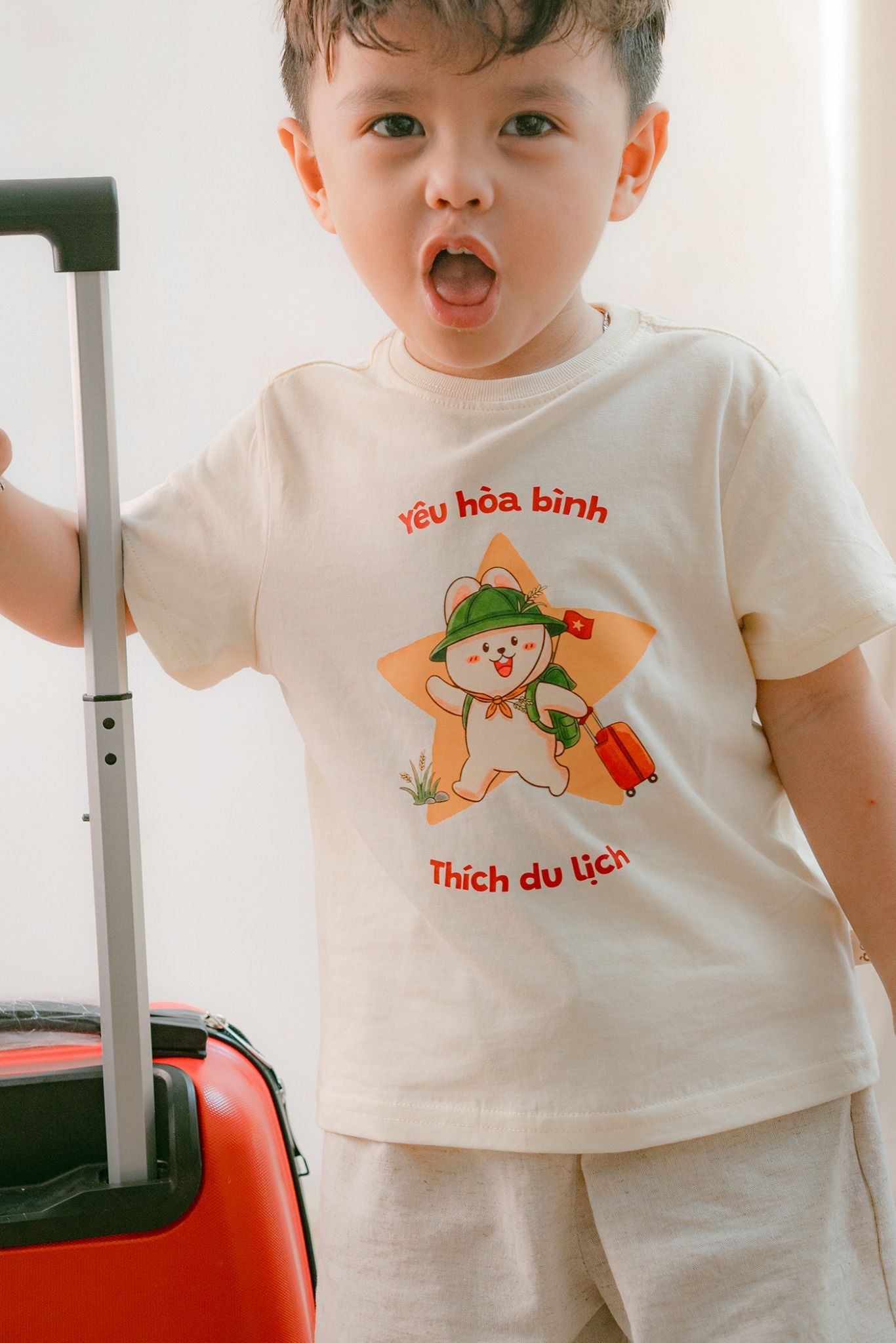 Áo thun tay ngắn in hình thỏ đi du lịch cho bé trai bé gái À Ú