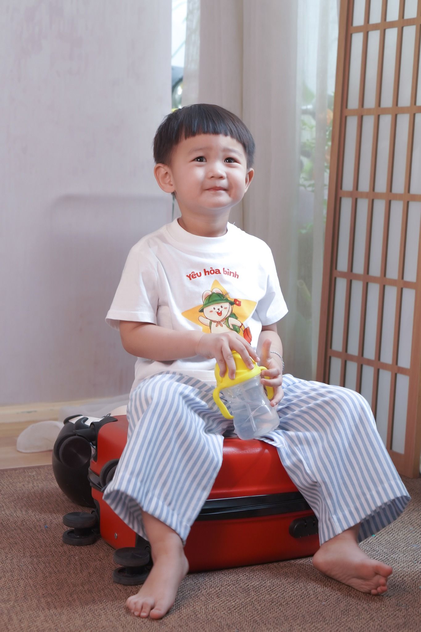 Áo thun tay ngắn in hình thỏ đi du lịch cho bé trai bé gái À Ú
