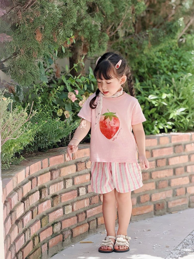 Áo thun tay ngắn in hình trái dâu màu hồng