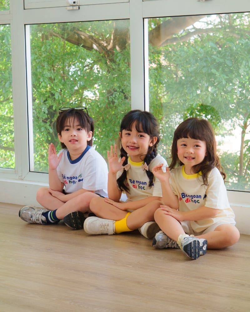 Áo thun tay ngắn in hình Bé ngoan đi học