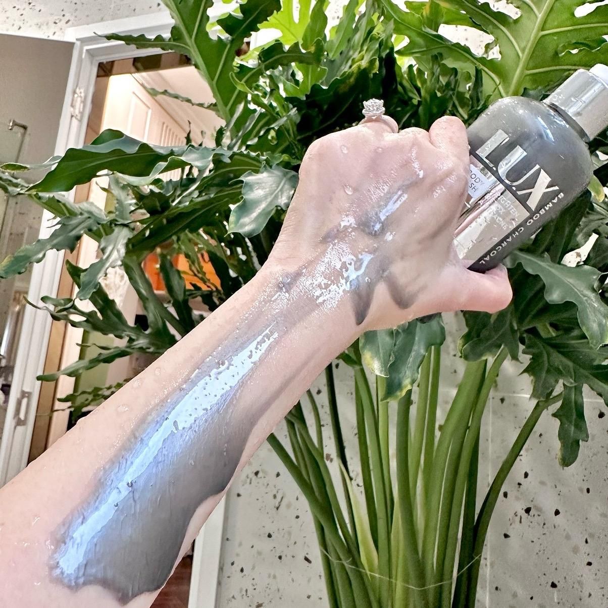  Combo Sữa Tắm LUX 250ml + Kem LUX Tinh Chất Ngày 280ml [Quà Tặng: 1 Combo Gội Xả Cao Thảo Dược Mini + 1 Bông Tắm + 1 Scrub] Hỗ Trợ Giảm Mụn Lưng, Dưỡng Sáng Da Đều Màu 
