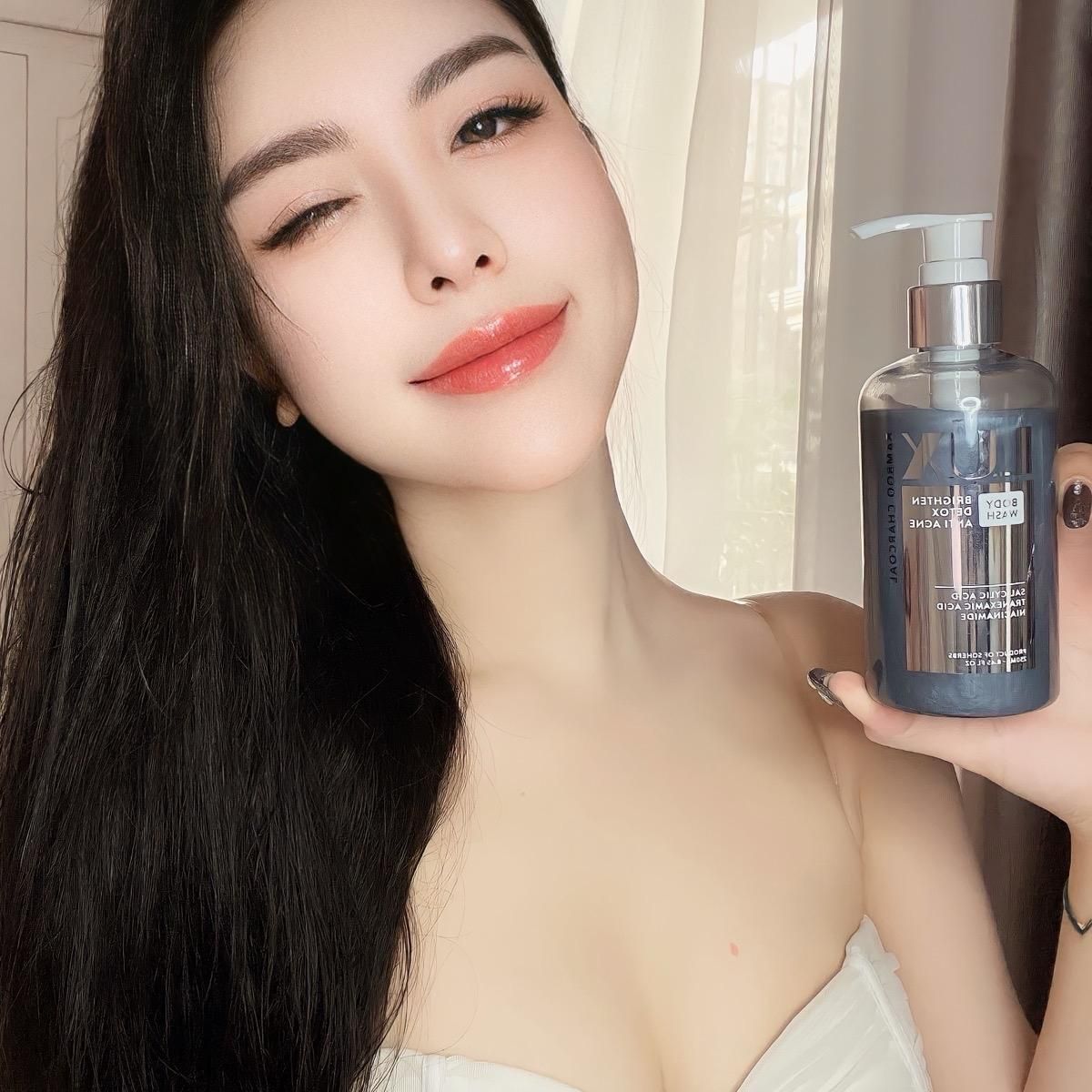  Sữa Tắm LUX Tinh Chất Than Tre 250ml [Quà Tặng: 1 Gói TTBC + 1 Bông Tắm] Giúp Dưỡng Body Dưỡng Sáng Da Làm Mờ Vết Thâm Đều Màu Da 