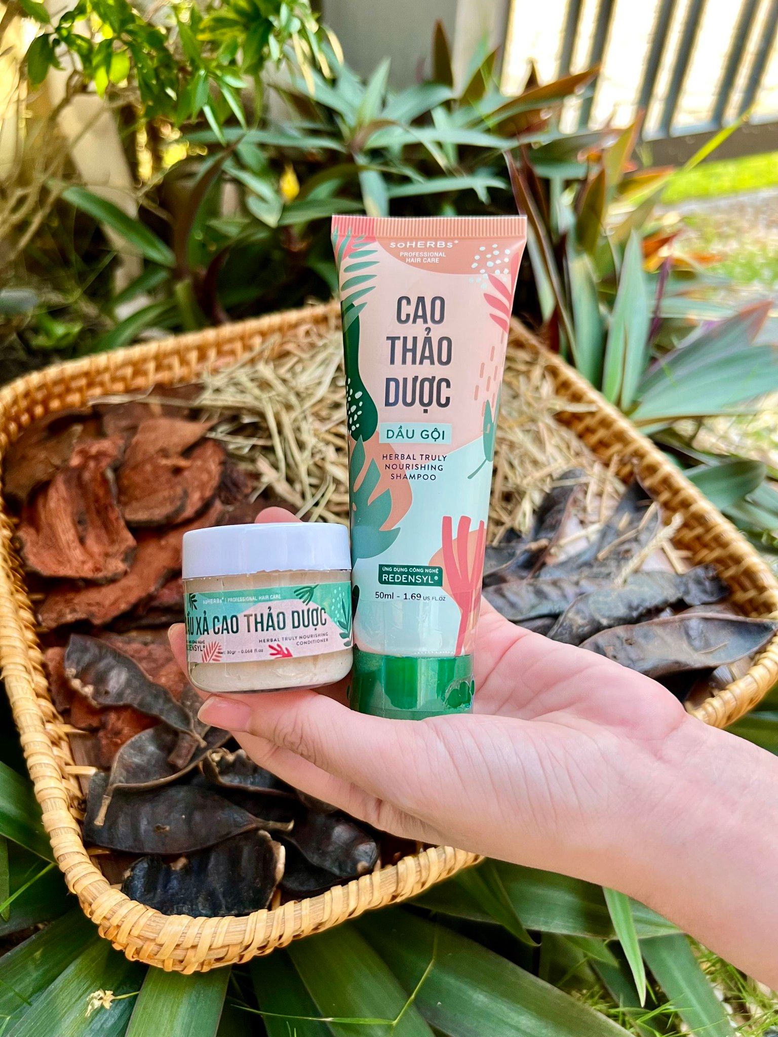  Dầu Gội Đầu Cao Thảo Dược Tuýp 250ml soHERBs [Quà Tặng: 1 Dầu Xả Cao Thảo Dược + 1 Gói Scrub] Women Nữ 