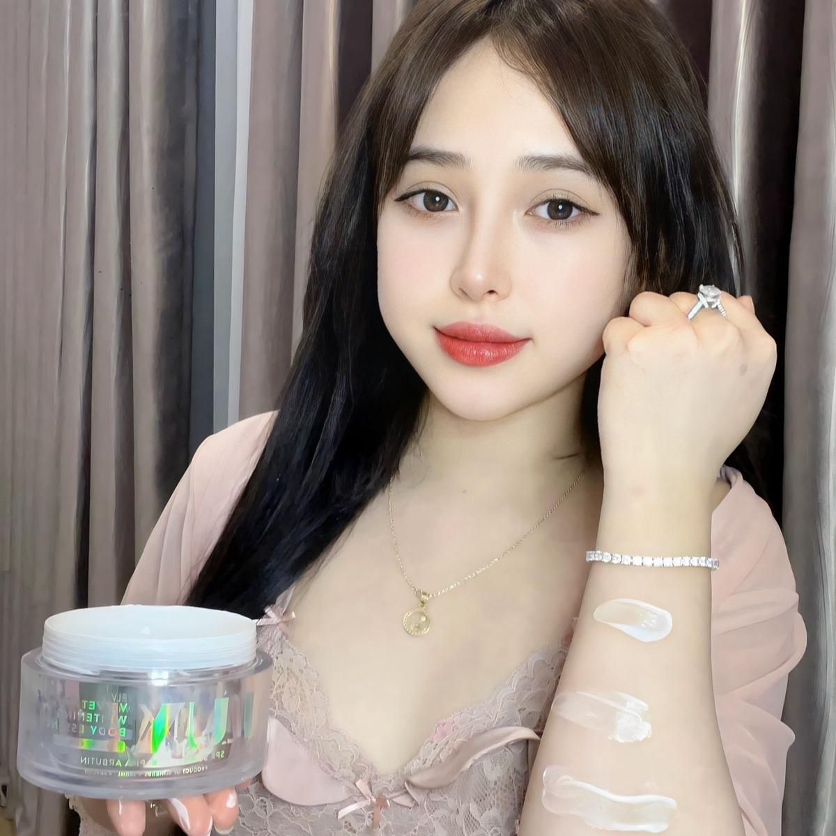  Combo Sữa Tắm LUX 250ml + Kem LUX Tinh Chất Ngày 280ml [Quà Tặng: 1 Combo Gội Xả Cao Thảo Dược Mini + 1 Bông Tắm + 1 Scrub] Hỗ Trợ Giảm Mụn Lưng, Dưỡng Sáng Da Đều Màu 