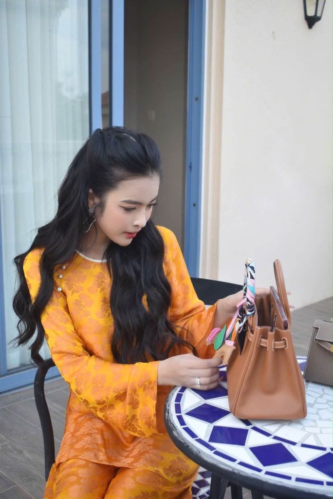 Bộ Vàng Viền Cổ Trắng