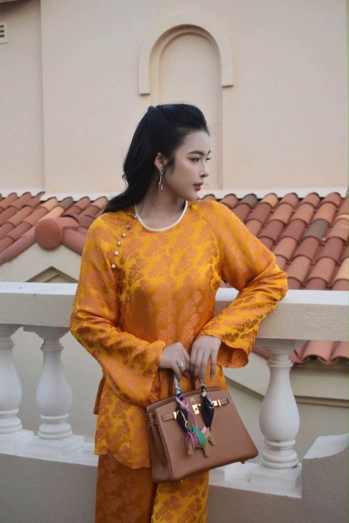 Bộ Vàng Viền Cổ Trắng