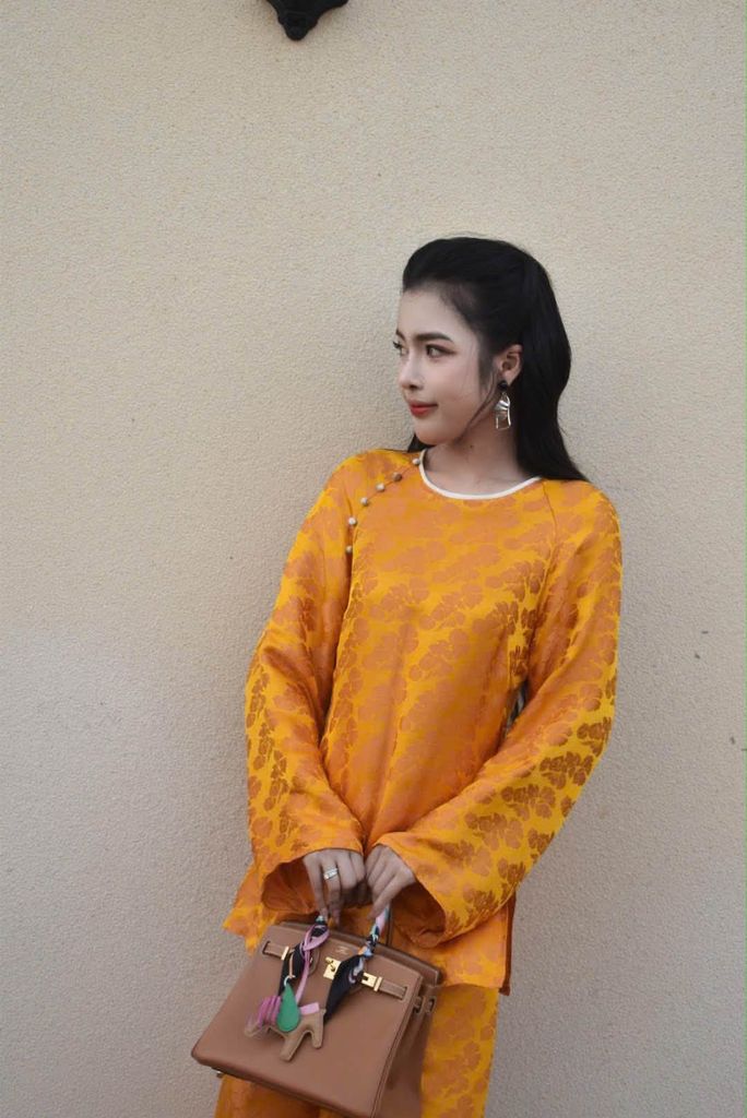 Bộ Vàng Viền Cổ Trắng