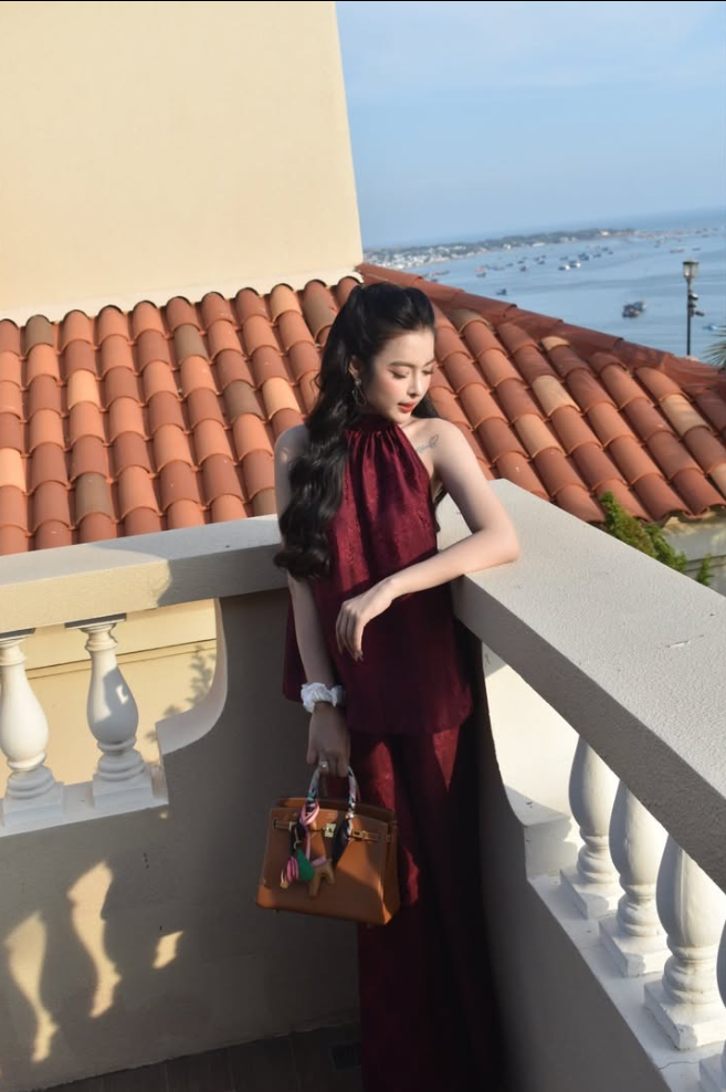 Bộ yếm đỏ rượu