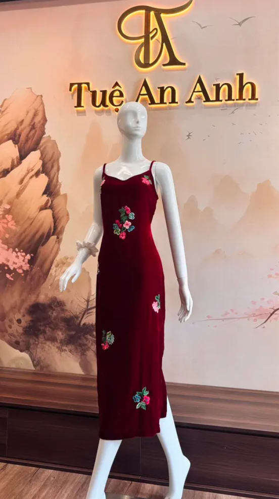 Đầm nhung hai dây đỏ