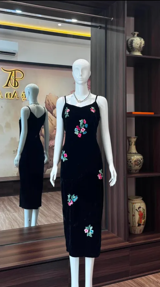 Đầm nhung hai dây đen