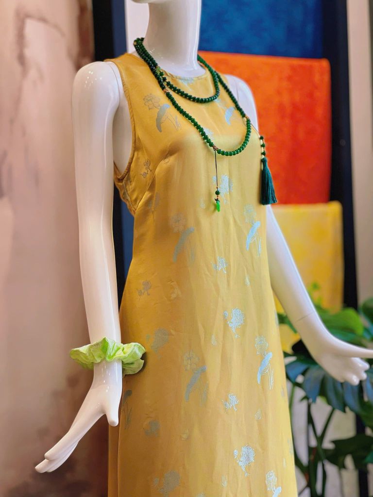Đầm lụa sát nách xanh lá