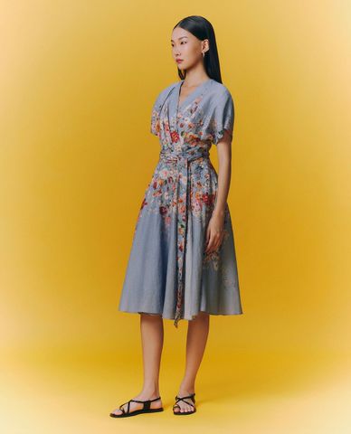  GIGI - Đầm xếp li midi phom suông cổ V in hoa 