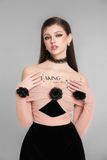  ĐẦM ĐEN NGẮN PHỐI TAY LƯỚI ĐÍNH HOA D6681 