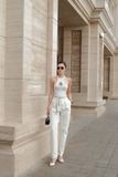  ÁO TRẮNG SỌC VÀNG THUN SÁT NÁCH + HOA VÀNG.   Golden Chain Knit Halter – A115419 