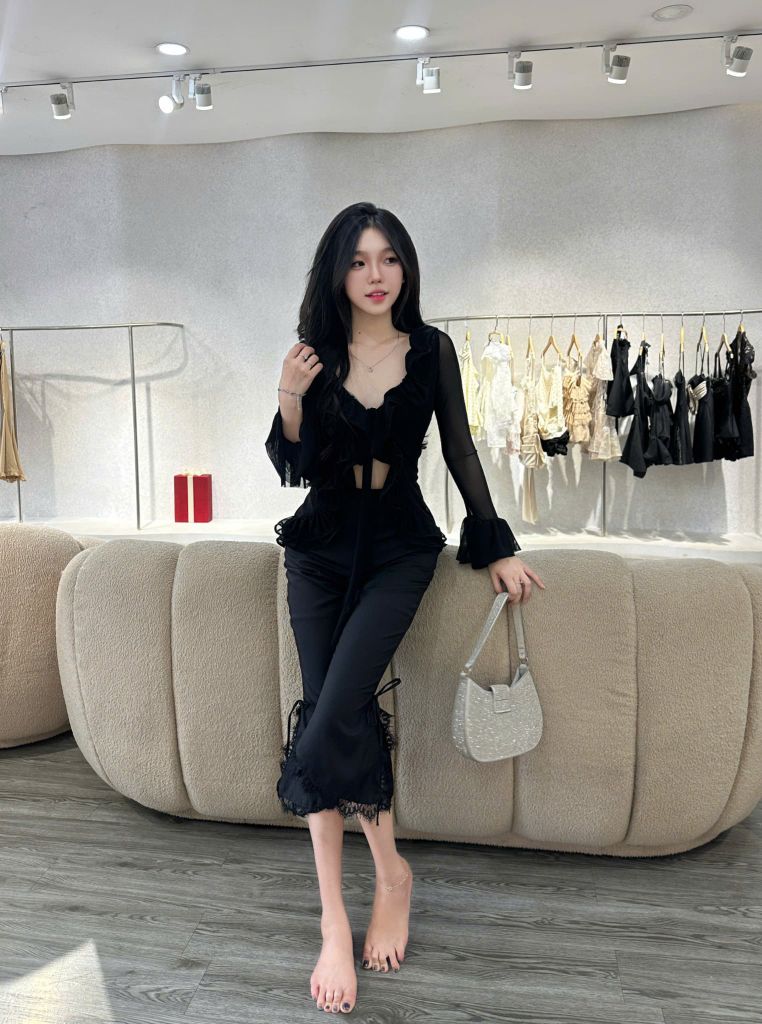 Set Áo Xếp Bèo Cổ V Dáng Ôm Phối Quần Loe (T49)