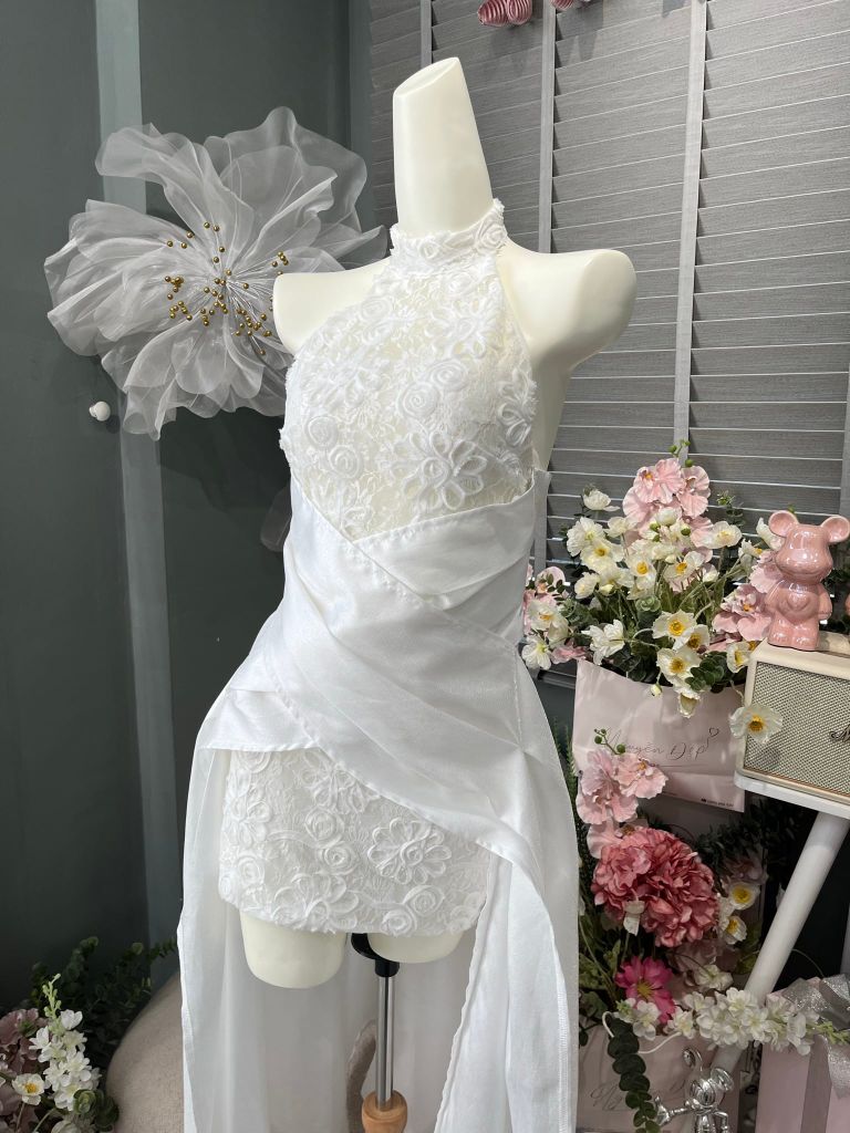 Đầm yếm trắng xẻ tà dài