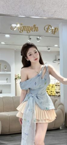 Áo lệch vai họa tiết hoa chân váy kem xếp ly (R21)