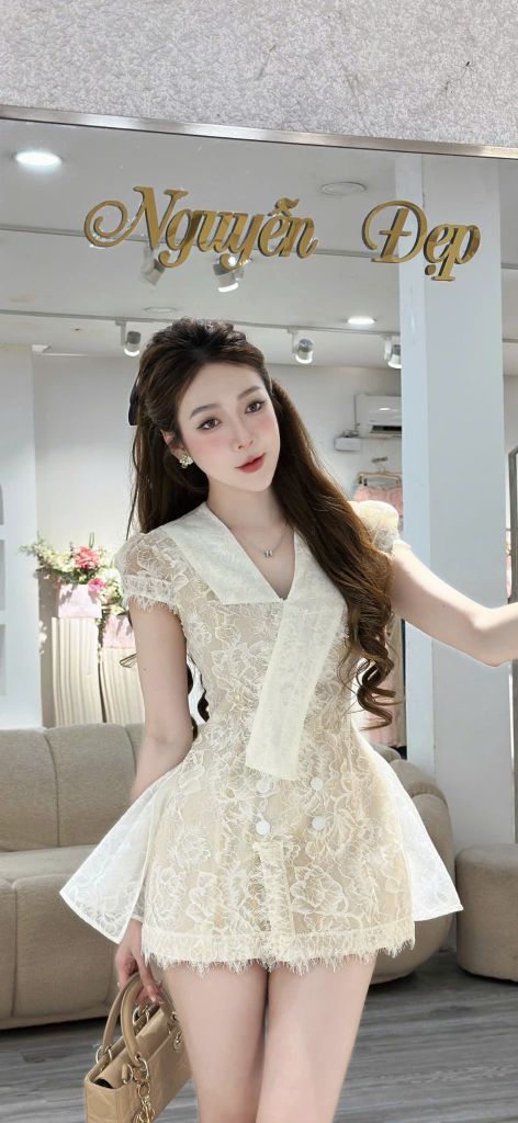 Đầm ren hoa dáng ngắn xoè nhẹ cổ V cách điệu (T19)