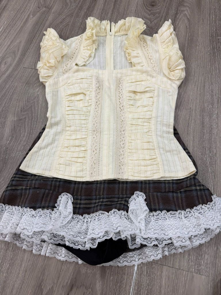 Áo corset phối ren dọc và chân váy xòe tầng (U08)