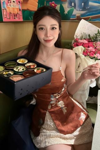 Set áo 2 dây gấm mềm xẻ tà phối chân váy ren hoa nổi (V39)
