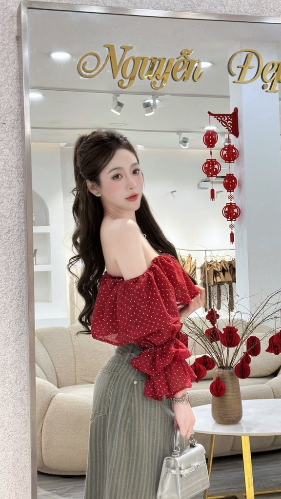 P07_ Áo bẹt vai chấm bi tay bồng vải tơ xốp