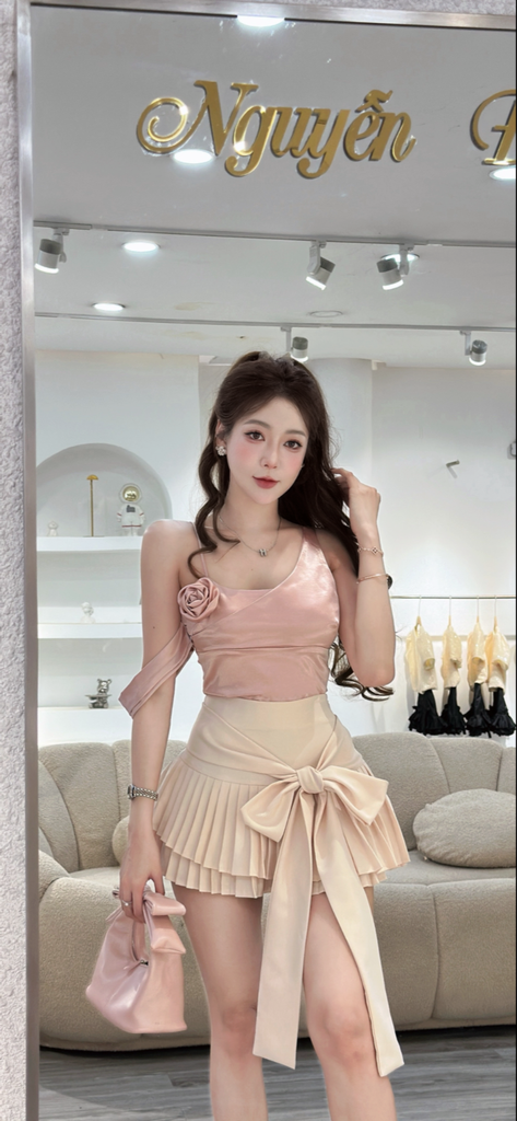 Set Áo Lệch Vai Đính Hoa Nữ Tính Phối Chân Váy Ngắn Xếp Ly Và Dây Bản Lớn Thắt Nơ (Q48)