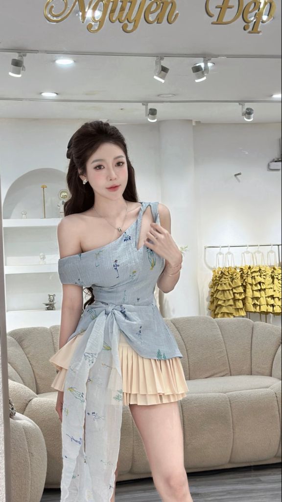 Áo lệch vai họa tiết hoa (R21)