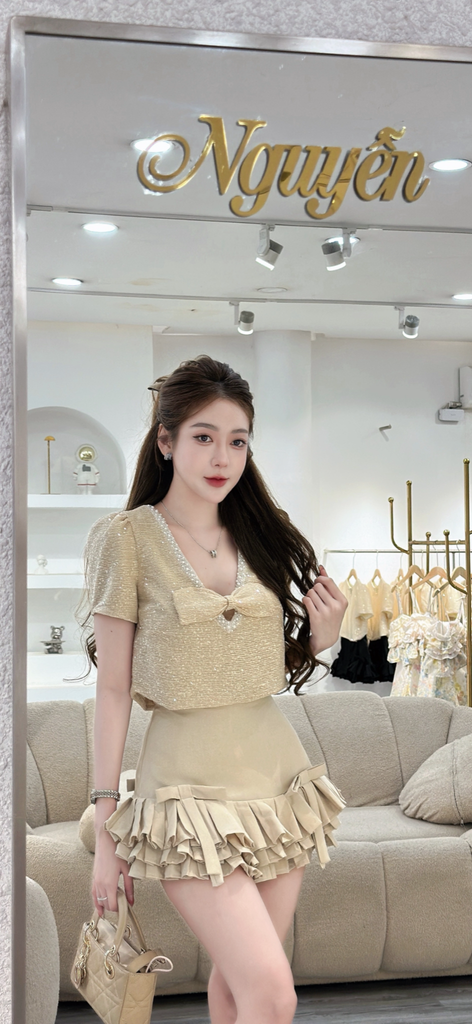 Set áo croptop cổ V phối nơ và chân váy gấm đính nơ (Q53)