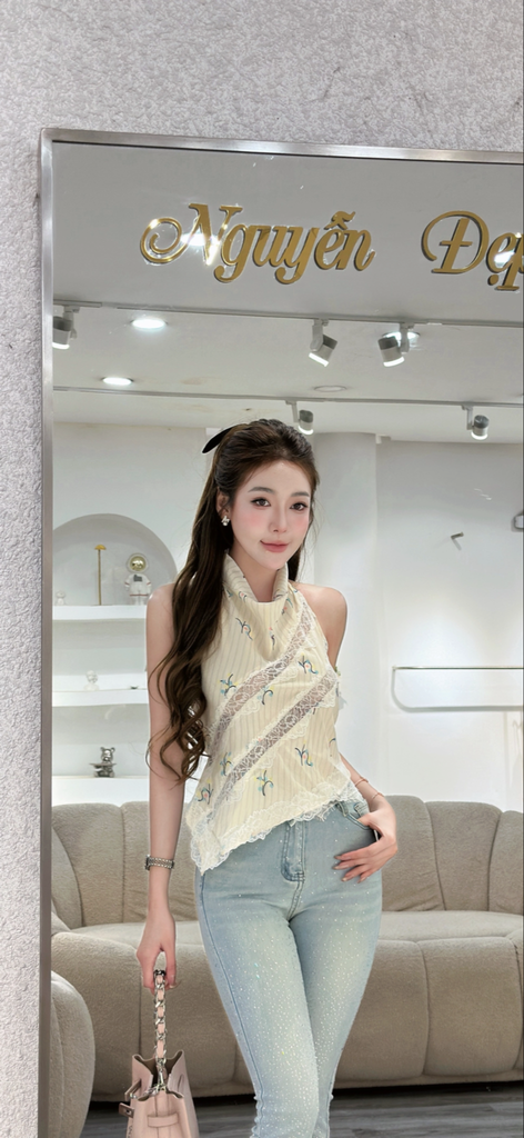 Áo cổ yếm cài nút ngọc phối vạt chéo và chân váy chần ô 3D (R15)