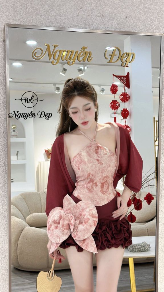Set 4 món gồm áo yếm, tag hoa lan, chân váy tầng bèo và choàng voan (O34)