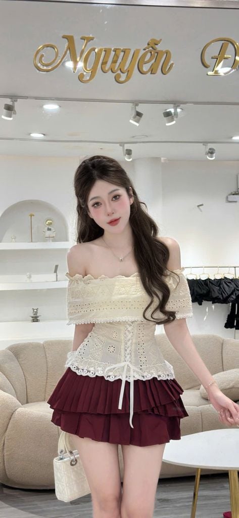 Set áo trễ vai vải xô viền ren và chân váy xược xếp ly tầng (P33)
