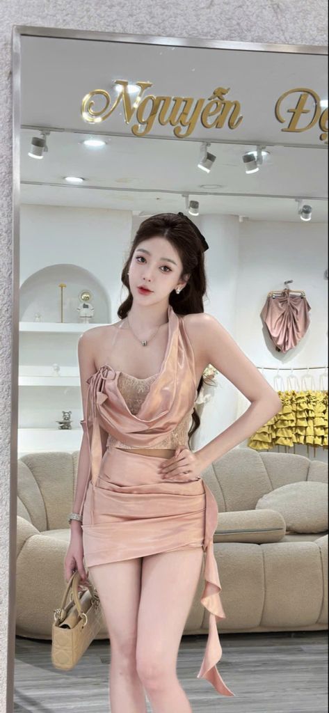 Áo cúp ngực phối cổ yếm và chân váy lụa ôm body (Q45)