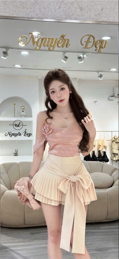 Set Áo Lệch Vai Đính Hoa Nữ Tính Phối Chân Váy Ngắn Xếp Ly Và Dây Bản Lớn Thắt Nơ (Q48)