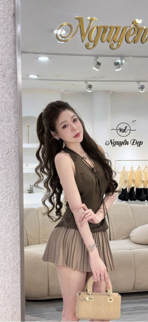 Set áo cổ yếm sát nách dáng ôm eo phối dây đan trước và chân váy xếp li (Q67)