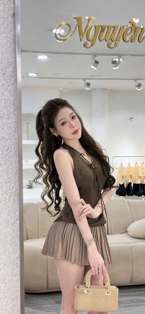 Set áo cổ yếm sát nách dáng ôm eo phối dây đan trước và chân váy xếp li (Q67)