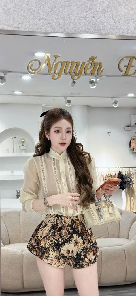 Áo cổ cao tay dài và quần short hoa (U32)