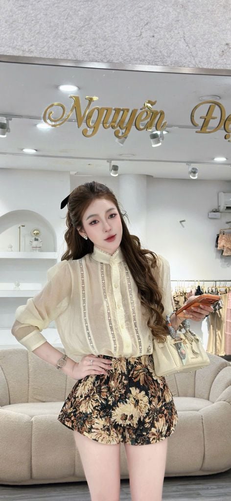 Áo cổ cao tay dài và quần short hoa (U32)