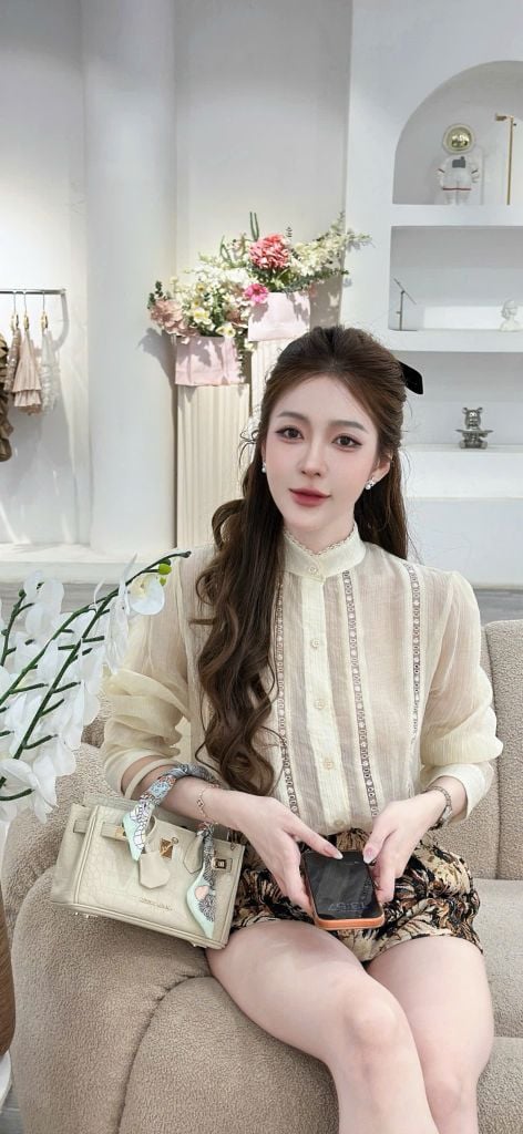 Áo cổ cao tay dài và quần short hoa (U32)