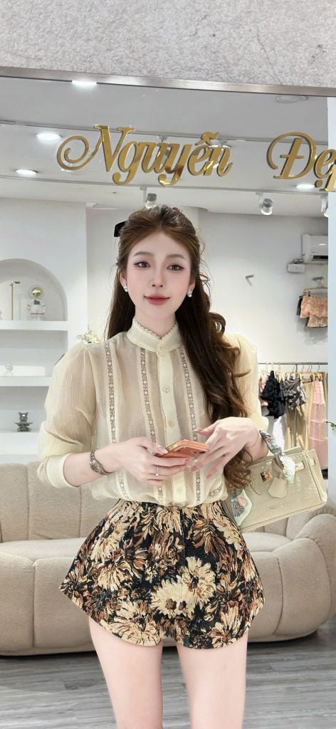 Áo cổ cao tay dài và quần short hoa (U32)